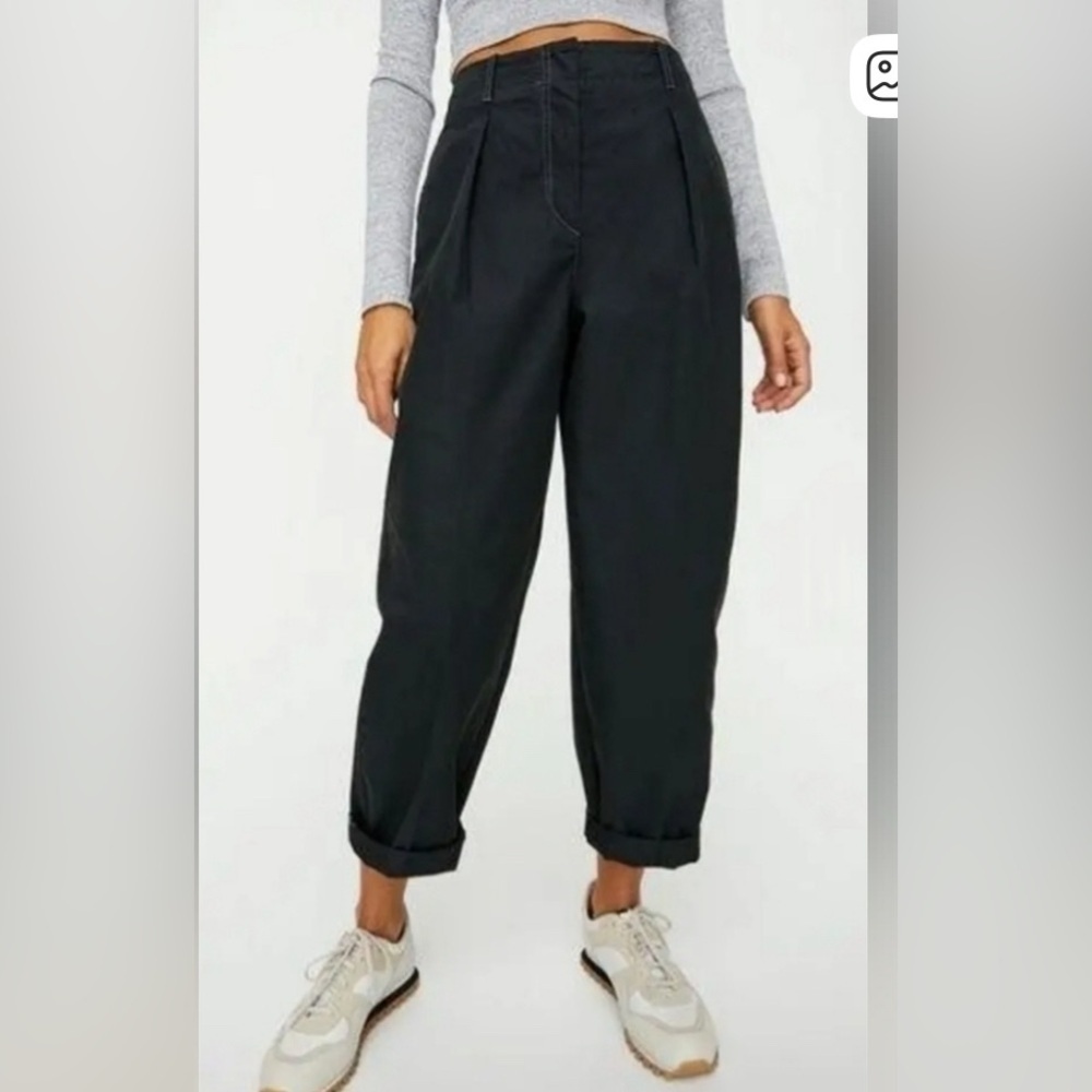 Aritzia Wilfred Free Day-Off High Waisted Pleated Pants
Black Size 2 Casual Chic